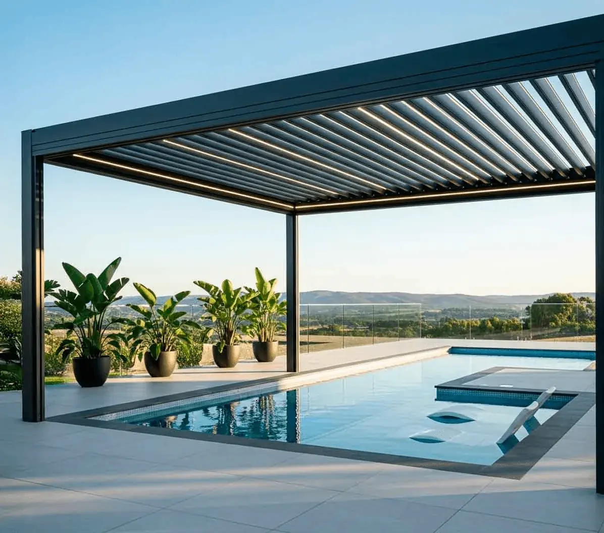 Pérgola bioclimática de BeIn Solucions junto a una piscina, con vistas al Camp de Tarragona