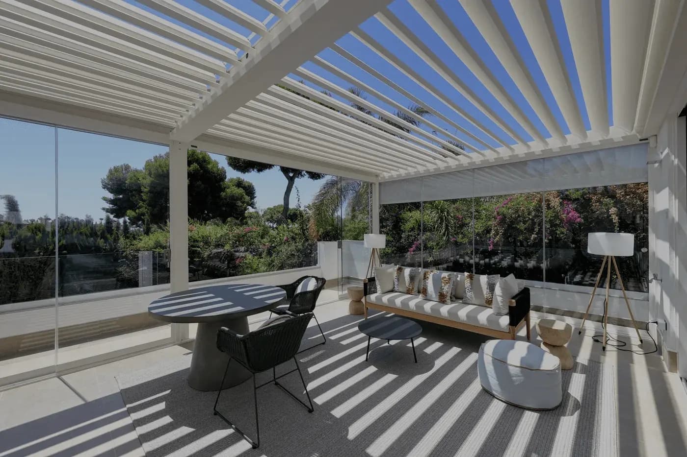 Pérgola bioclimática instalada por BeIn Exteriors